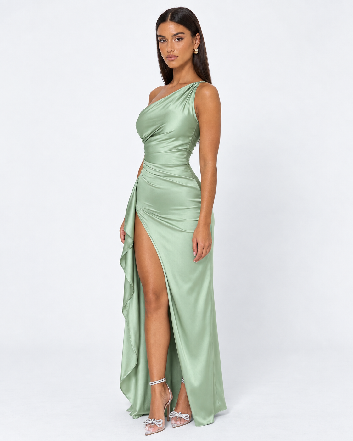 Vestido largo de satén asimétrico con abertura