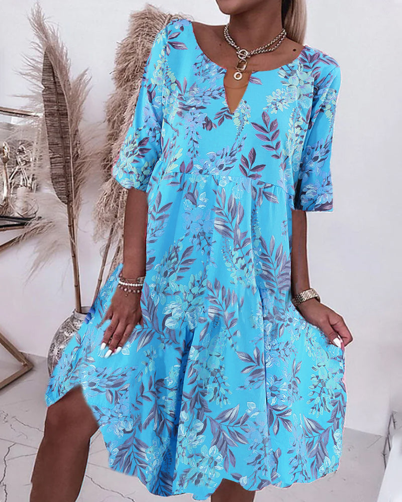 Vestido estampado de flores y hojas con escote en V