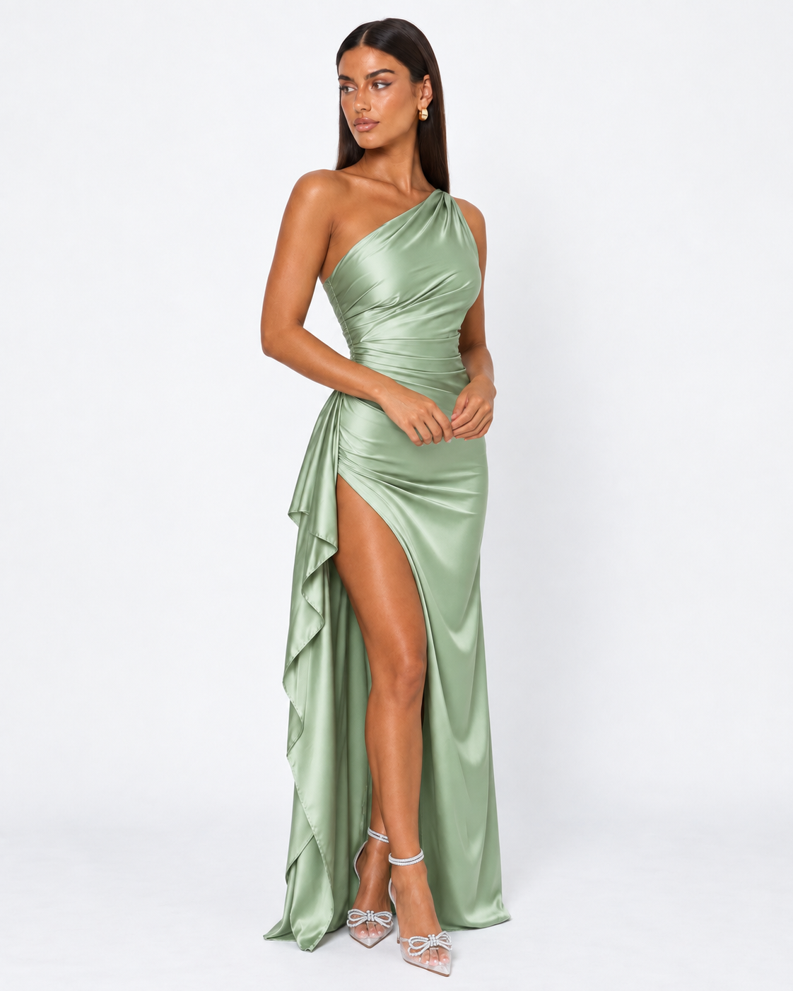 Vestido largo de satén asimétrico con abertura