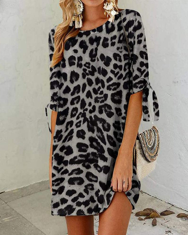 Vestido corto de leopardo con cuello redondo