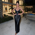 Vestido largo sirena de satén con escote corazón y espalda de lazada