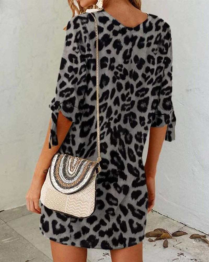 Vestido corto de leopardo con cuello redondo