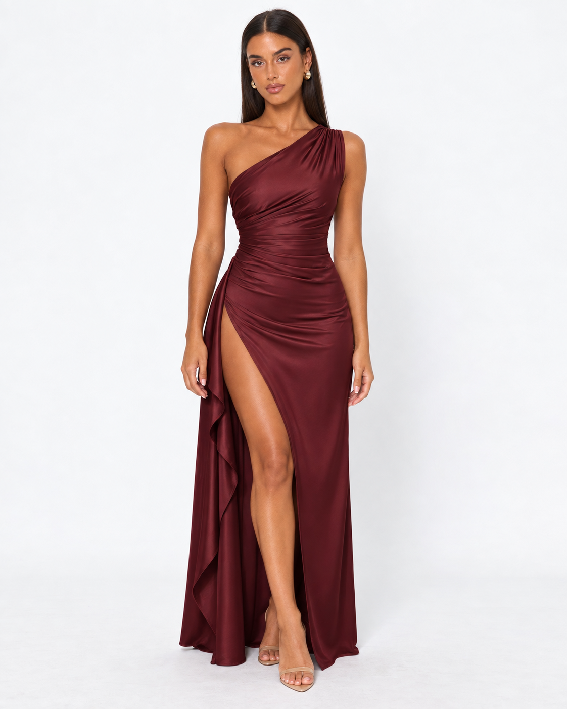 Vestido largo de satén asimétrico con abertura