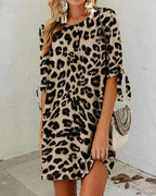 Vestido corto de leopardo con cuello redondo