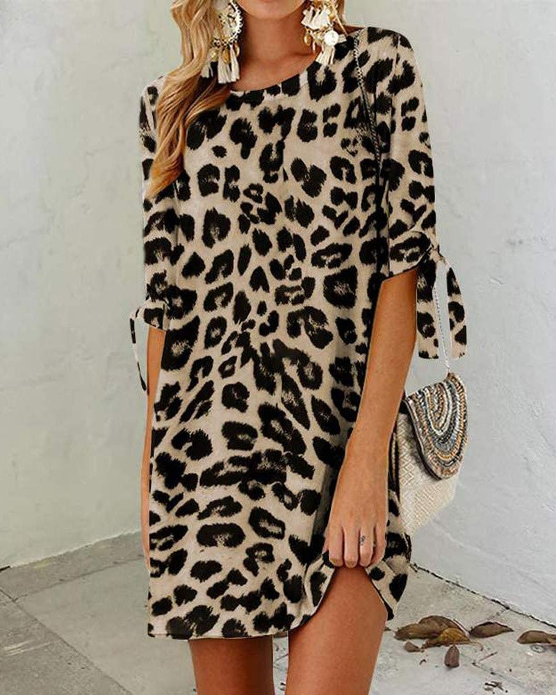 Vestido corto de leopardo con cuello redondo