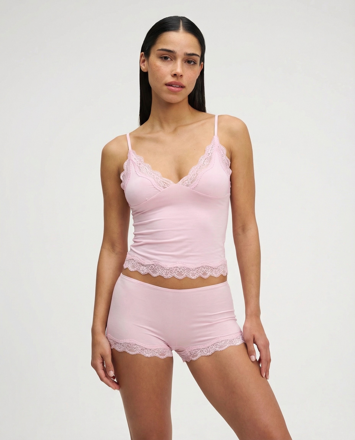 Pijama de tirantes y short con ribete de encaje