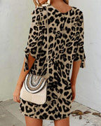 Vestido corto de leopardo con cuello redondo
