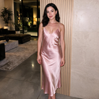 Vestido largo de satén con escote en V y tirantes finos