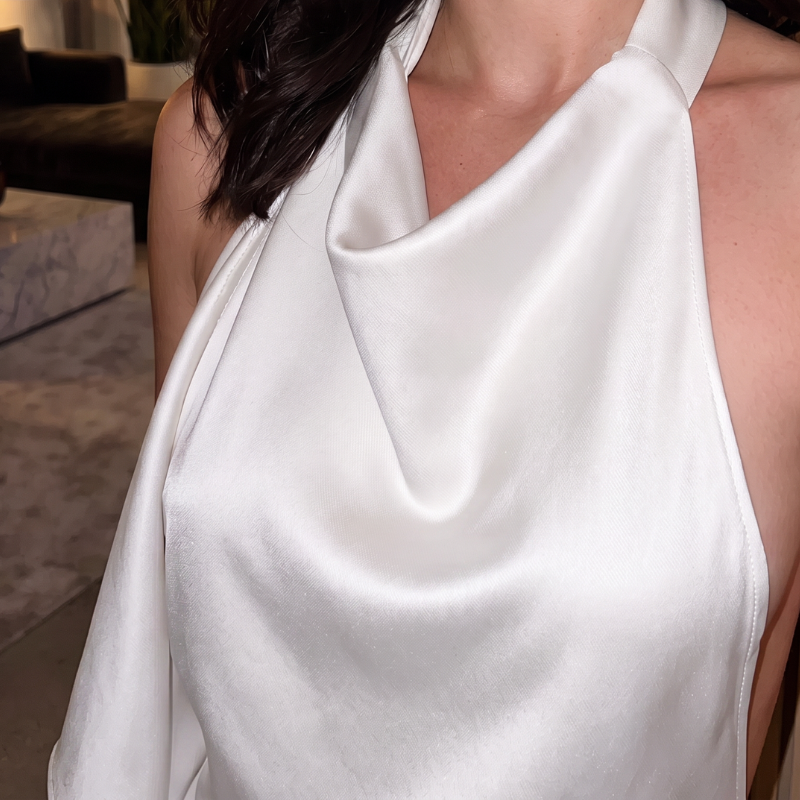 Minivestido de satén champán con cuello halter y espalda descubierta