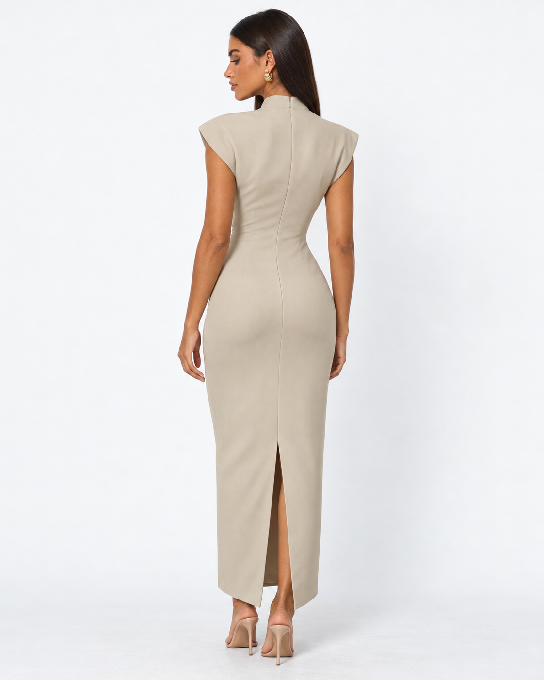 Vestido largo ajustado con hombreras y cuello alto