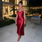 Vestido largo ajustado de satén con escote en V