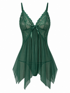 Babydoll de encaje con bajo asimétrico y tanga