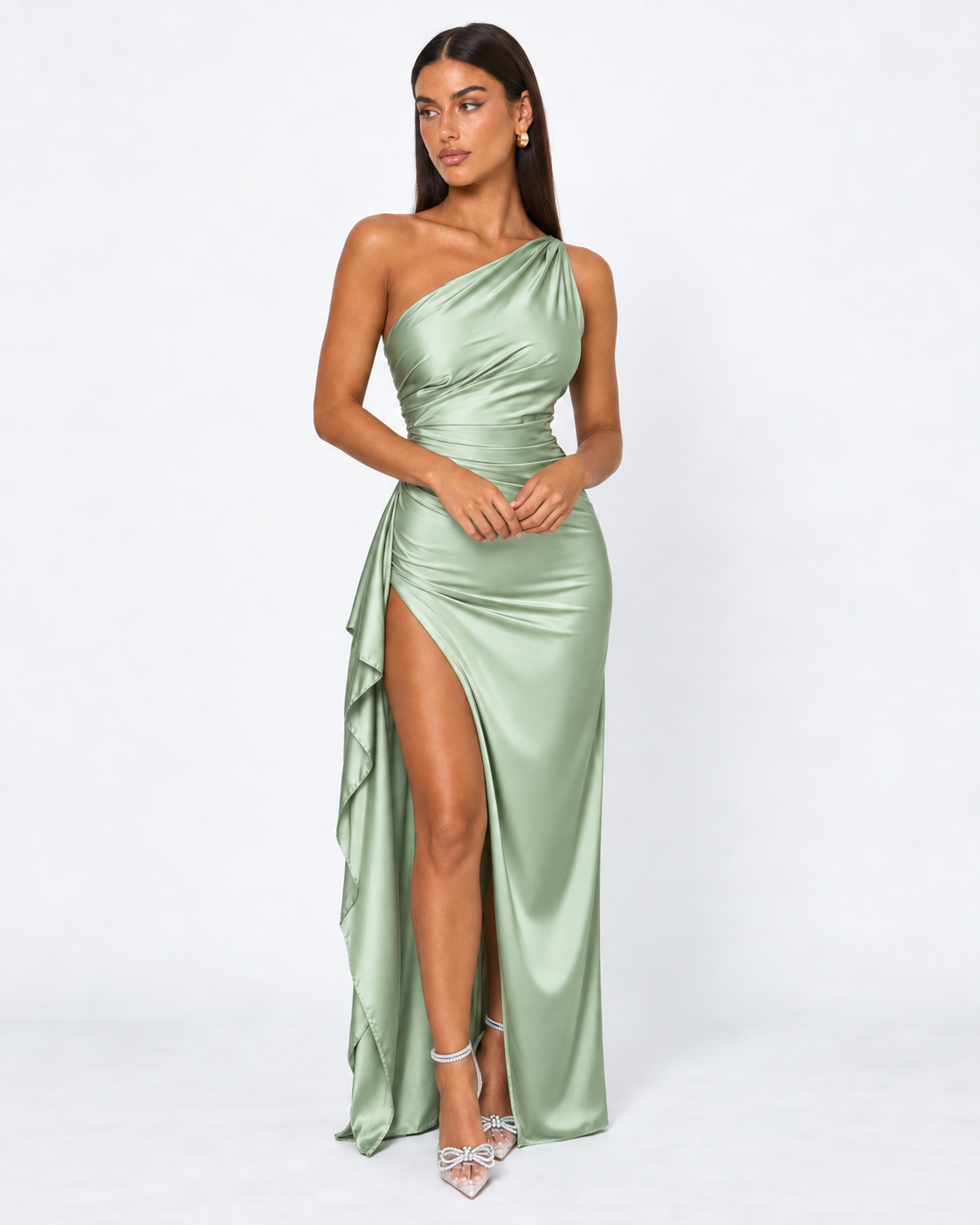 Vestido largo de satén asimétrico con abertura