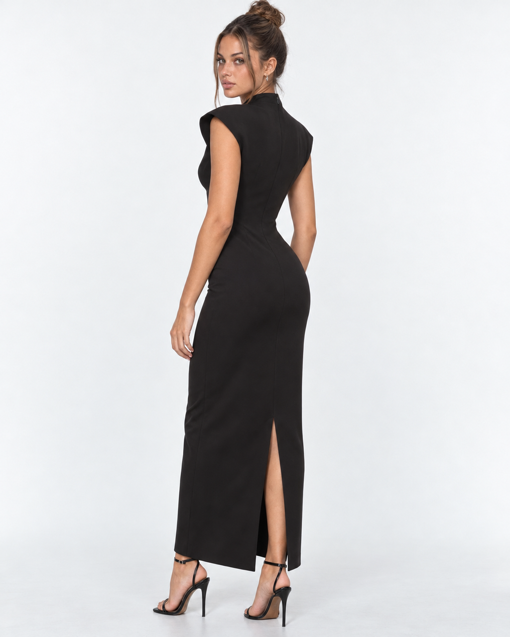 Vestido largo ajustado con hombreras y cuello alto