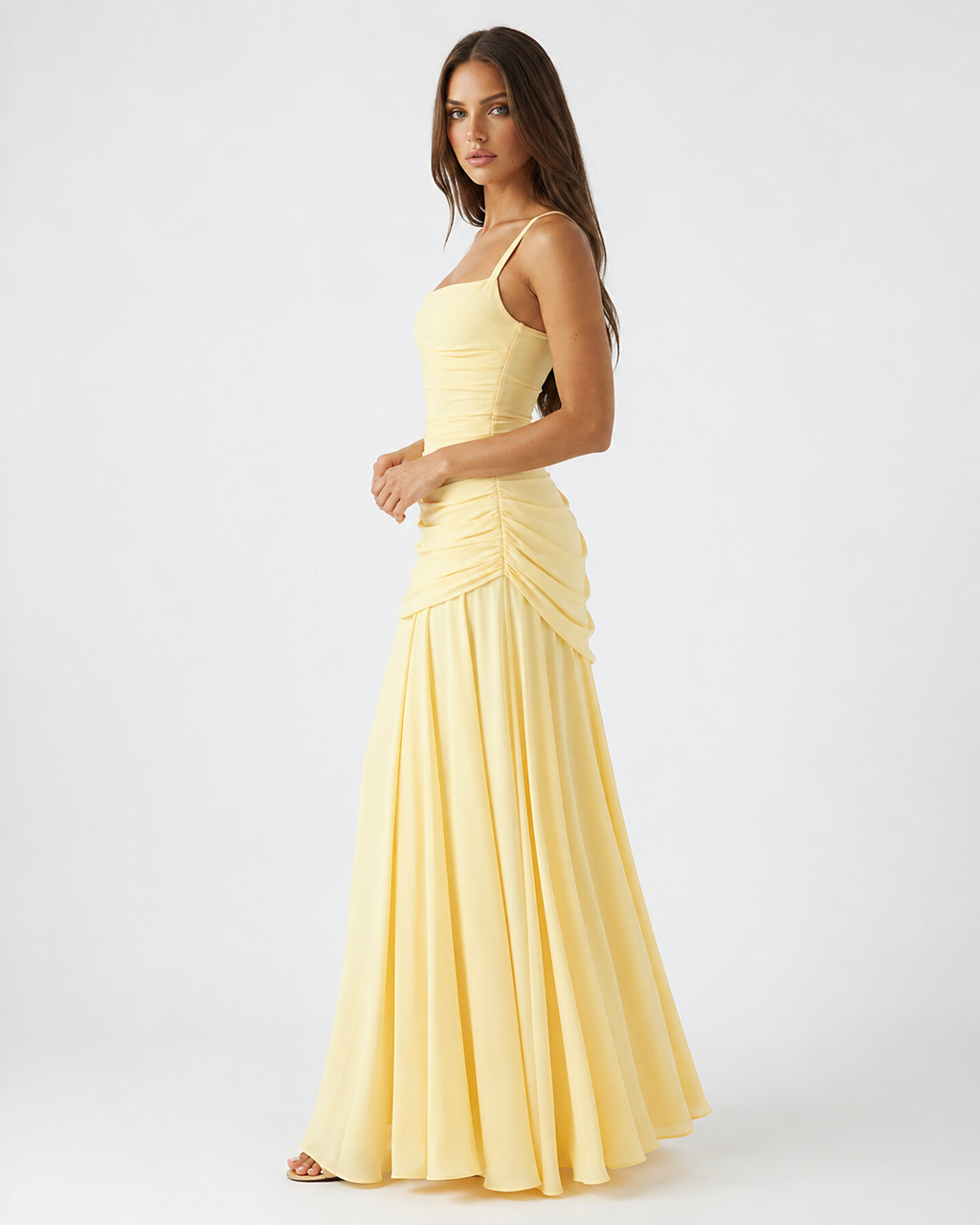 Vestido largo de escote cuadrado con drapeado en la cadera