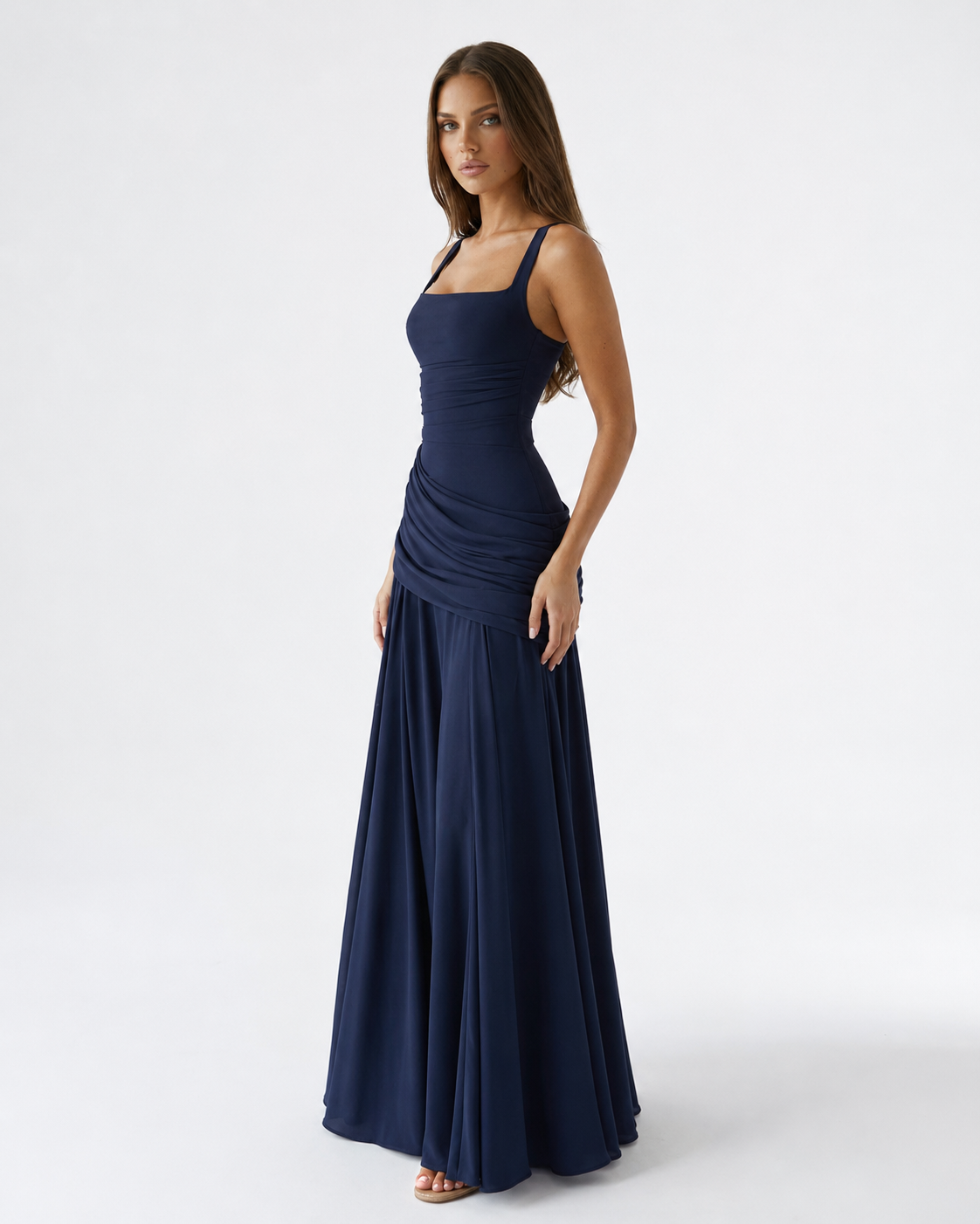 Vestido largo de escote cuadrado con drapeado en la cadera