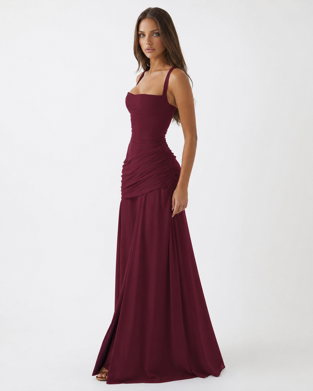 Vestido largo de escote cuadrado con drapeado en la cadera