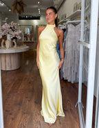 Carlota - Elegante vestido largo de satén con escote halter - vista 9