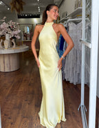 Carlota - Elegante vestido largo de satén con escote halter - vista 6