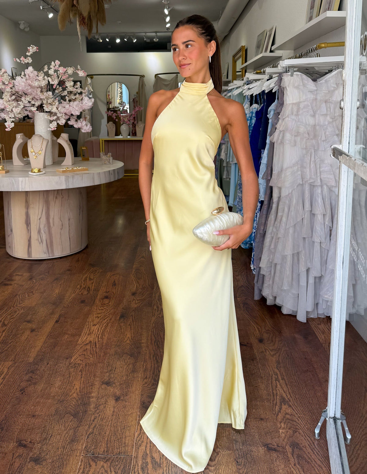 Carlota | Elegante vestido largo de satén con escote halter