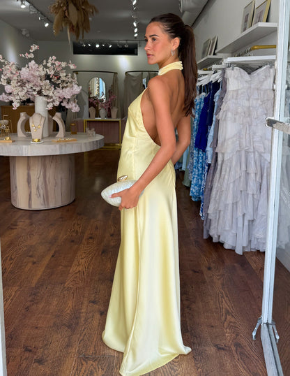 Carlota | Elegante vestido largo de satén con escote halter