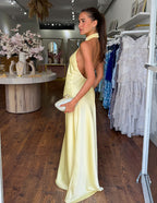 Carlota - Elegante vestido largo de satén con escote halter - vista 10