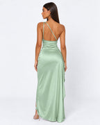 Vestido largo de satén asimétrico con abertura