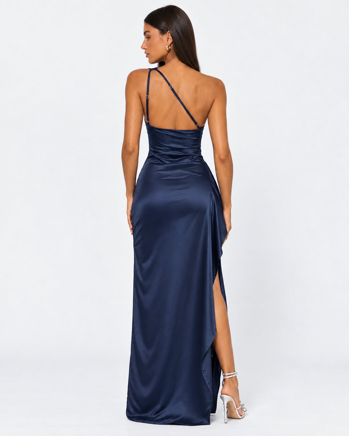Vestido largo de satén asimétrico con abertura