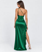 Vestido largo de satén asimétrico con abertura