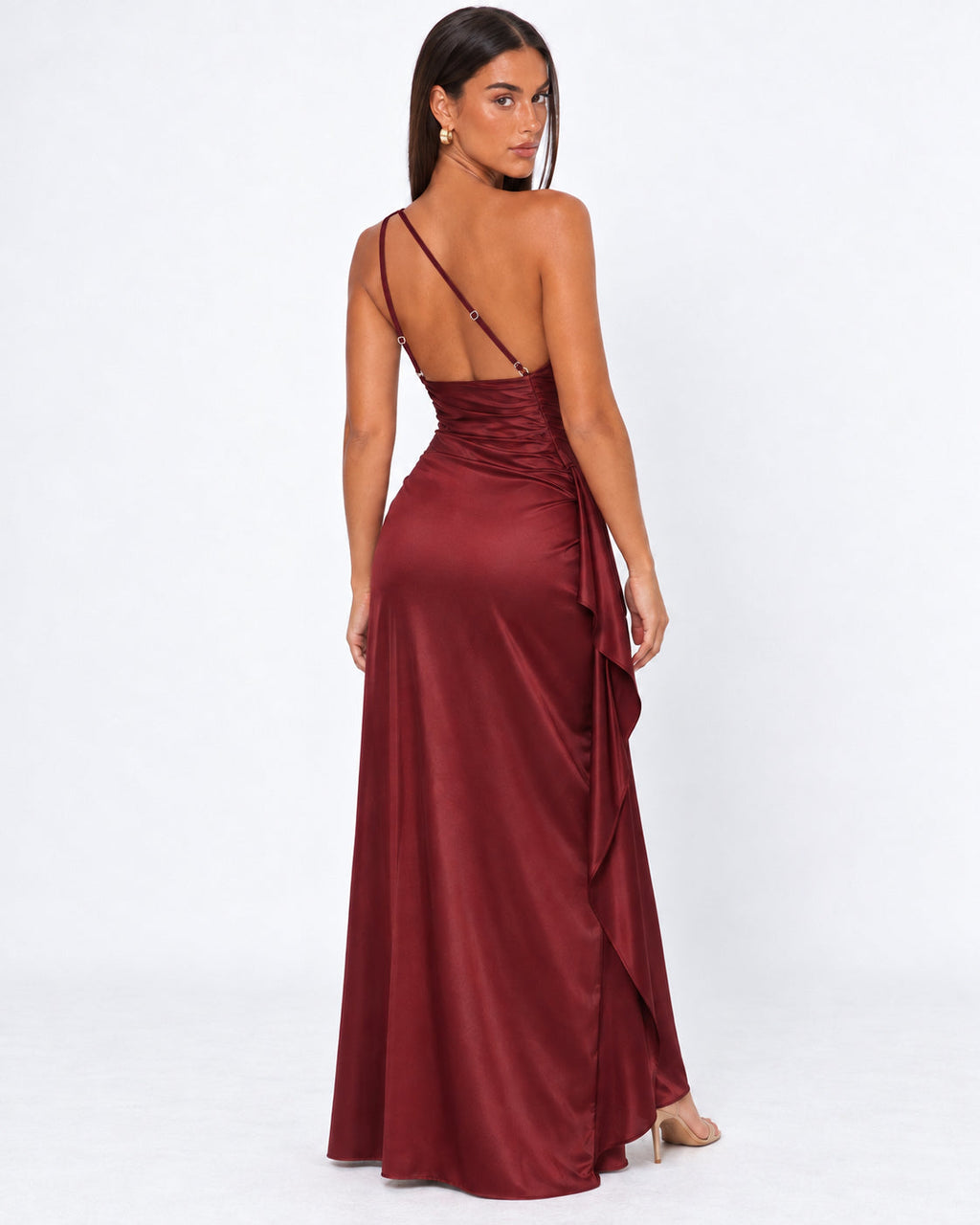 Vestido largo de satén asimétrico con abertura
