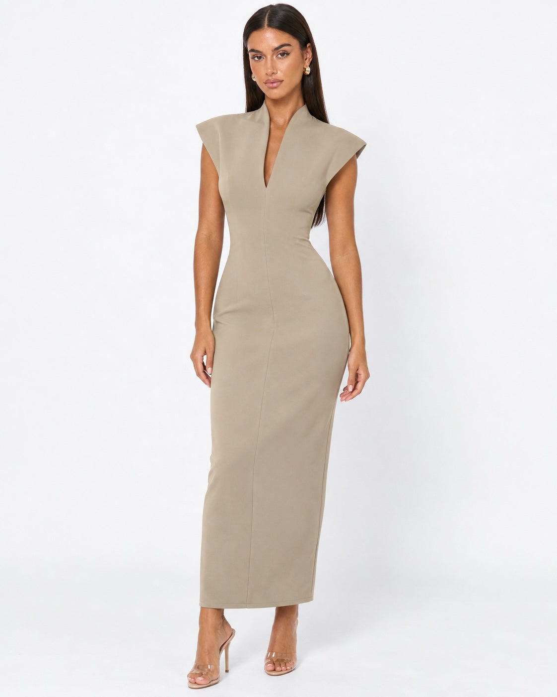 Vestido largo ajustado con hombreras y cuello alto