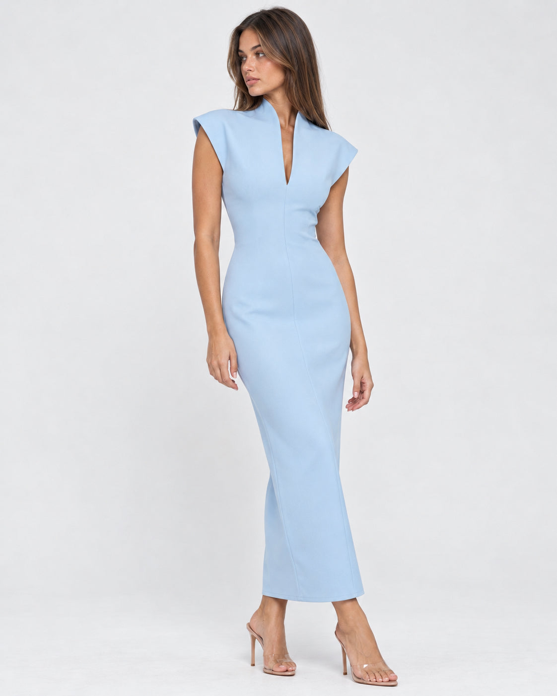 Vestido largo ajustado con hombreras y cuello alto