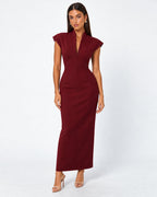 Vestido largo ajustado con hombreras y cuello alto