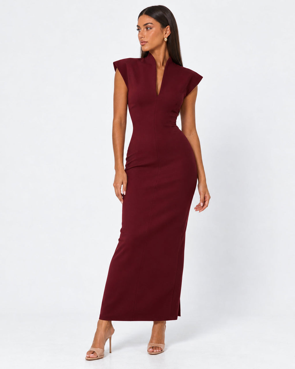 Vestido largo ajustado con hombreras y cuello alto