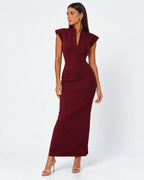 Vestido largo ajustado con hombreras y cuello alto