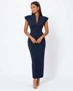 Vestido largo ajustado con hombreras y cuello alto