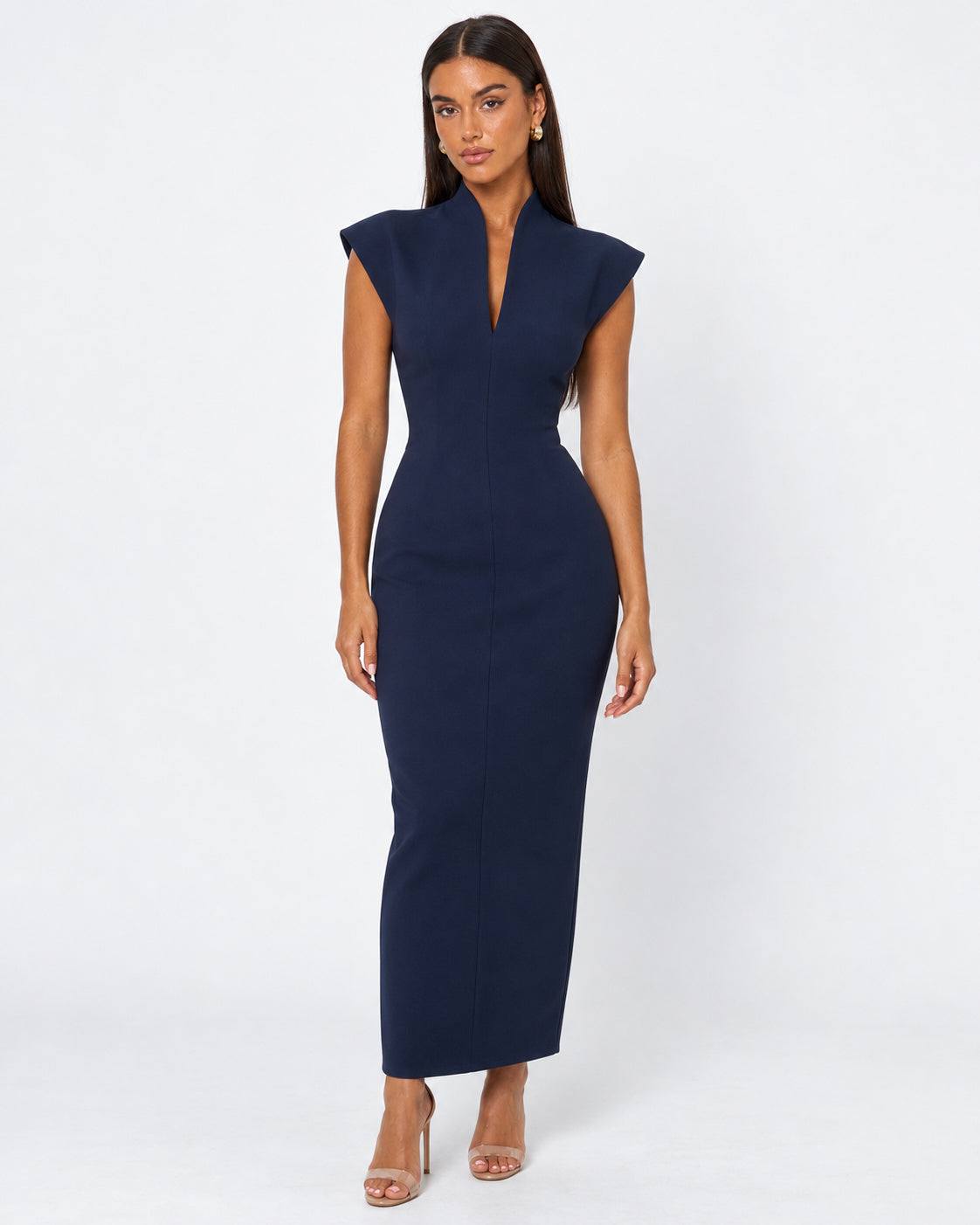 Vestido largo ajustado con hombreras y cuello alto