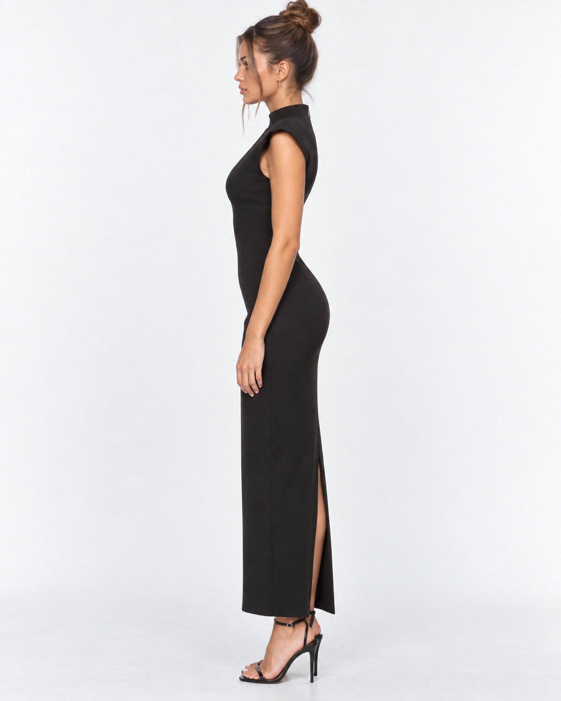 Vestido largo ajustado con hombreras y cuello alto