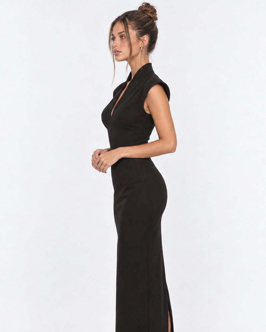 Vestido largo ajustado con hombreras y cuello alto