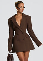 Vestido blazer corto con escote profundo y gargantilla