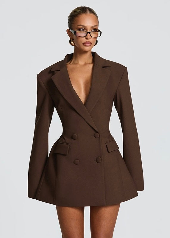 Vestido blazer corto con escote profundo y gargantilla