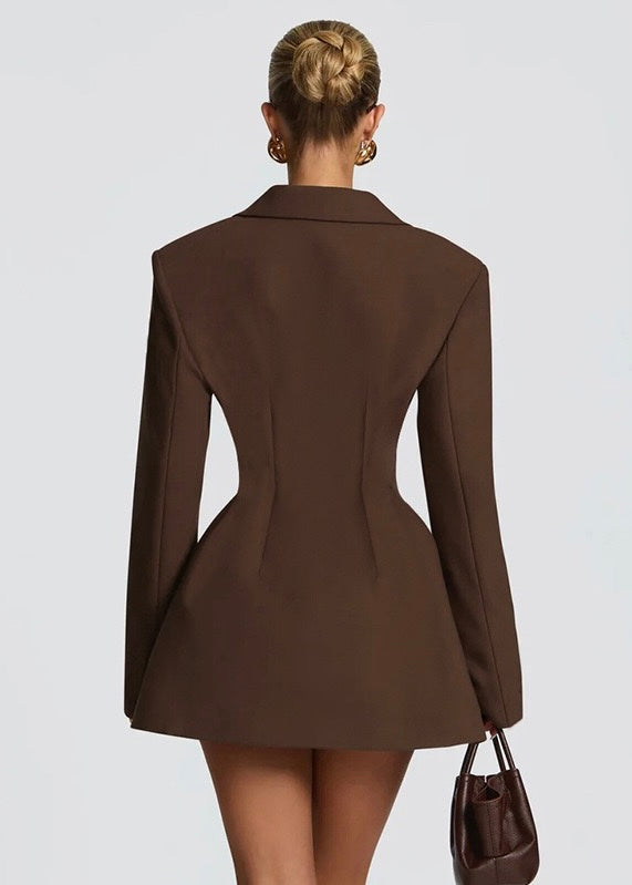 Vestido blazer corto con escote profundo y gargantilla