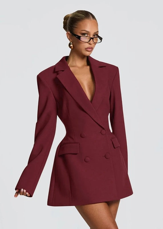 Vestido blazer corto con escote profundo y gargantilla