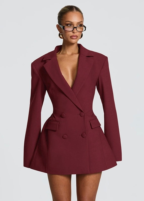 Vestido blazer corto con escote profundo y gargantilla