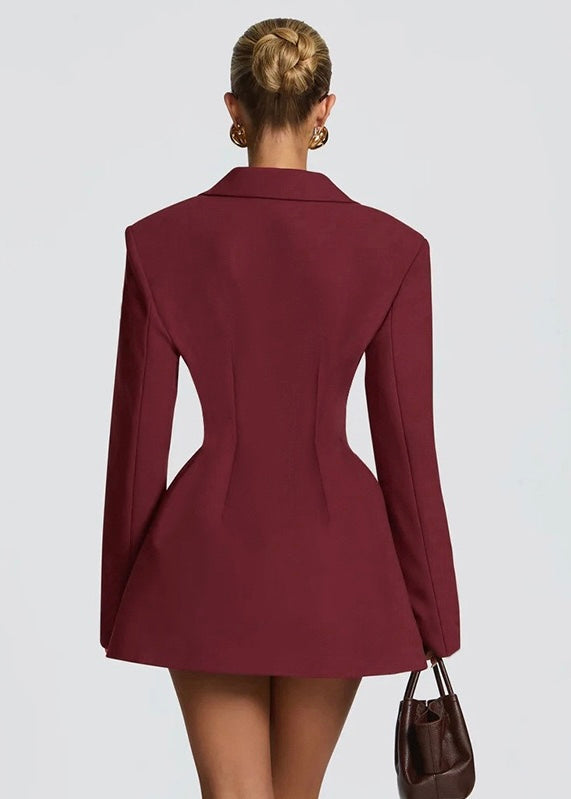 Vestido blazer corto con escote profundo y gargantilla