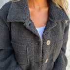 Willow™ | Chaqueta corta de borreguito con solapa y botones