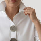 Sarah™ | Blusa elegante de cuello alto con botones