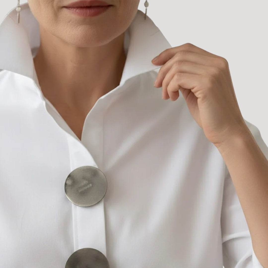 Sarah™ | Blusa elegante de cuello alto con botones
