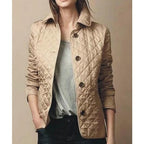 Genevieve™ | Cazadora acolchada con cuello solapa y botones