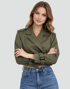 Riley™ | Gabardina corta cruzada con cinturón